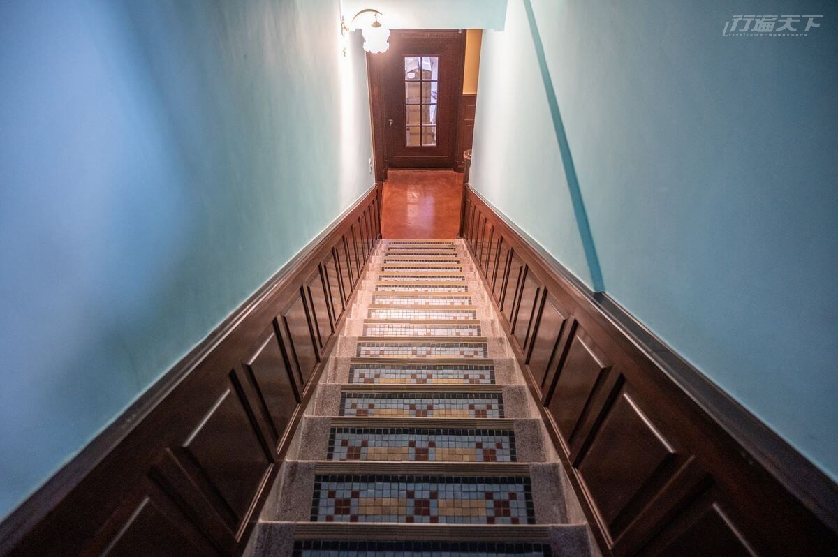 ▲洋樓處處別具巧思,樓梯以馬賽克鋪面。