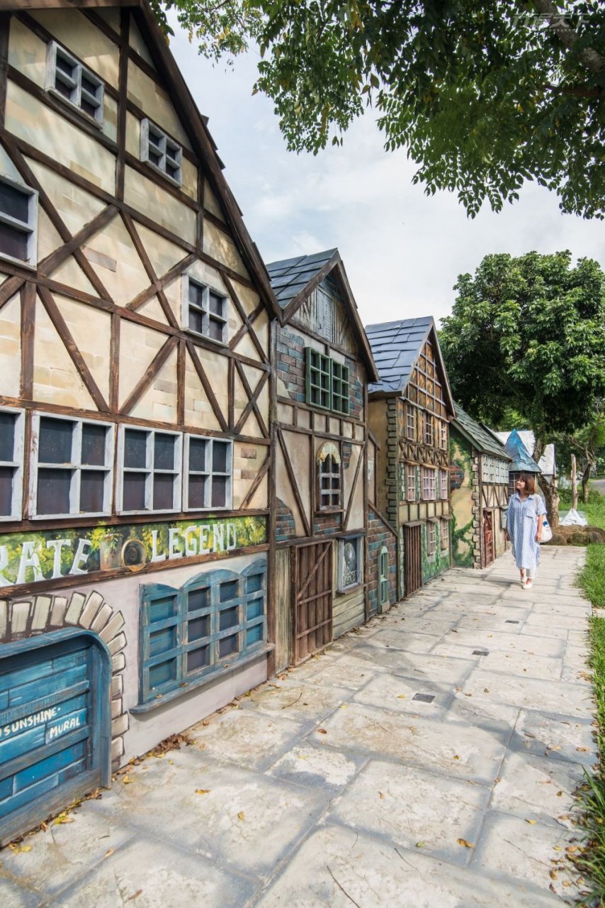 ▲立體歐風木屋景觀,如同散步在英國街道上。