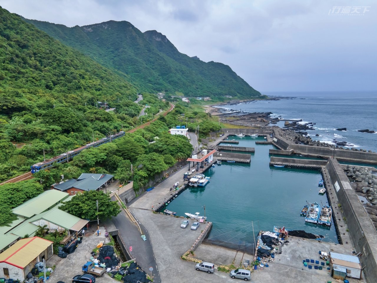 ▲鄰近車站的石城漁港,可見火車奔馳而過。