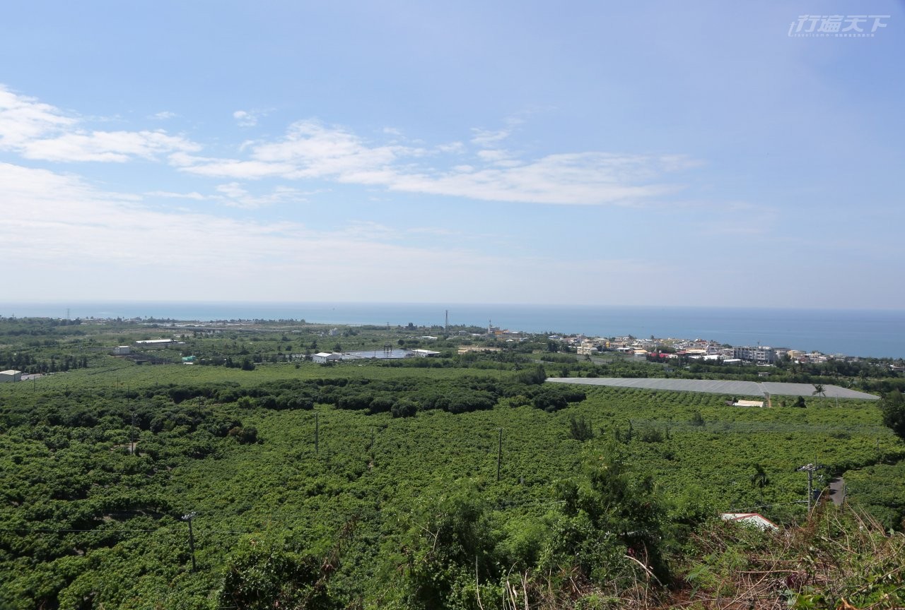 ▲從枋山車站可鳥瞰枋山鄉的田野與海濱美景。