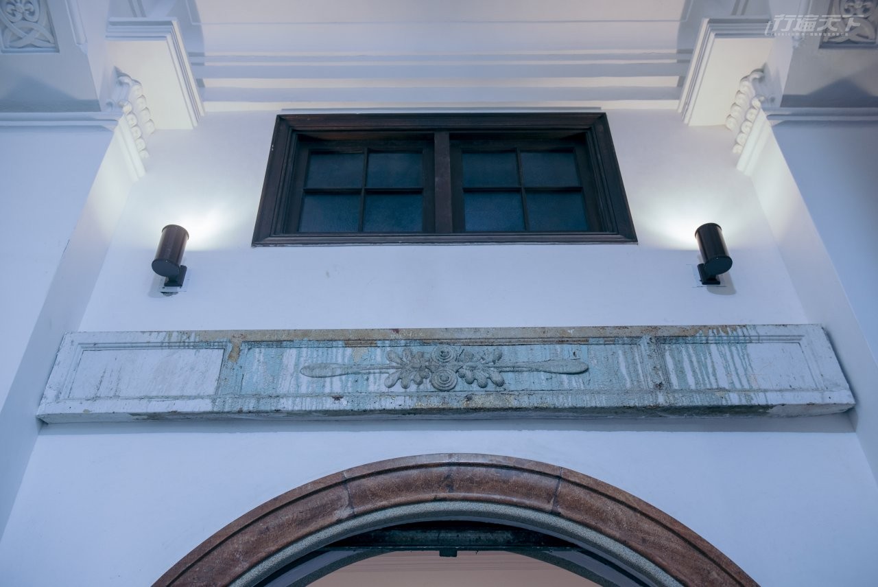 ▲台南火車站採折衷主義建築，仔細看還能看到當時留下的浮雕。