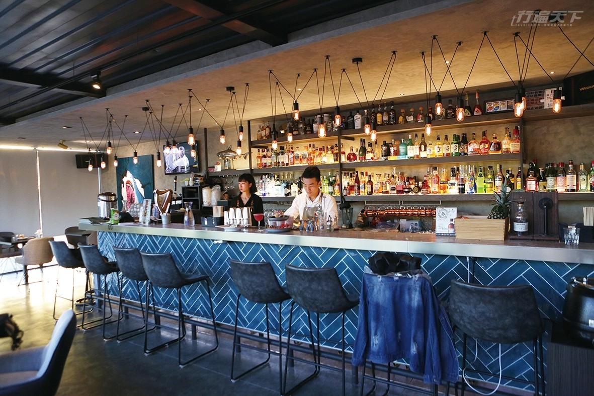 ▲以吧台營造Lounge夜店風。※未成年請勿飲酒