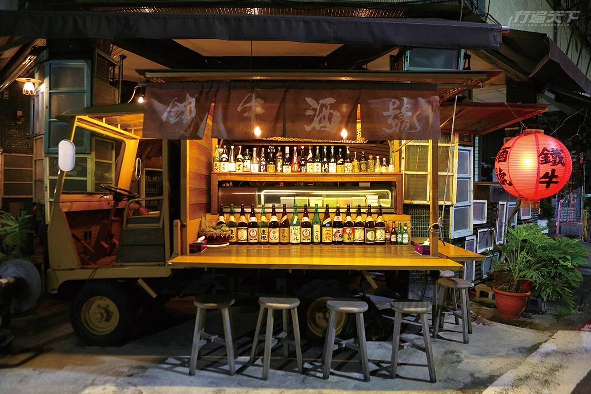 ▲擺在街口的農用鐵牛車是鐵牛酒號的地標。※未成年請勿飲酒