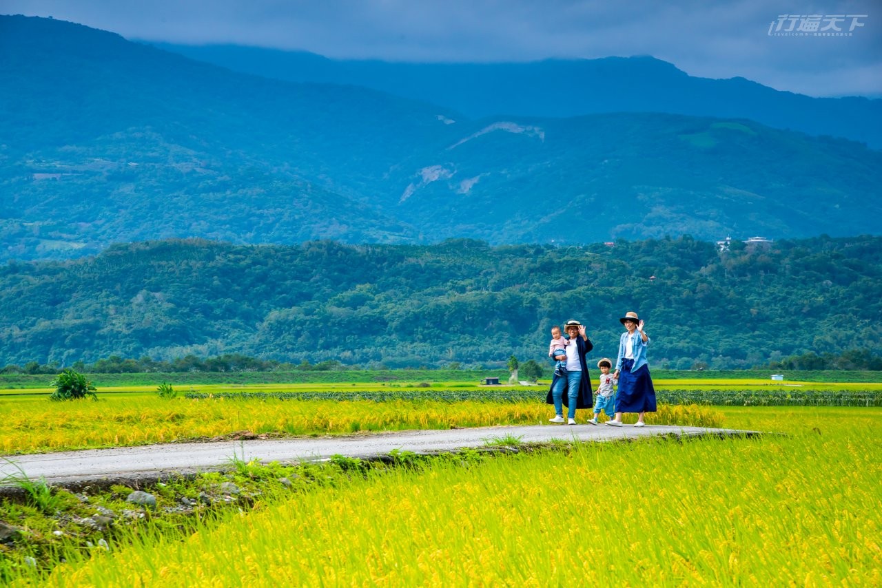▲牽起父母的手一同出遊去。