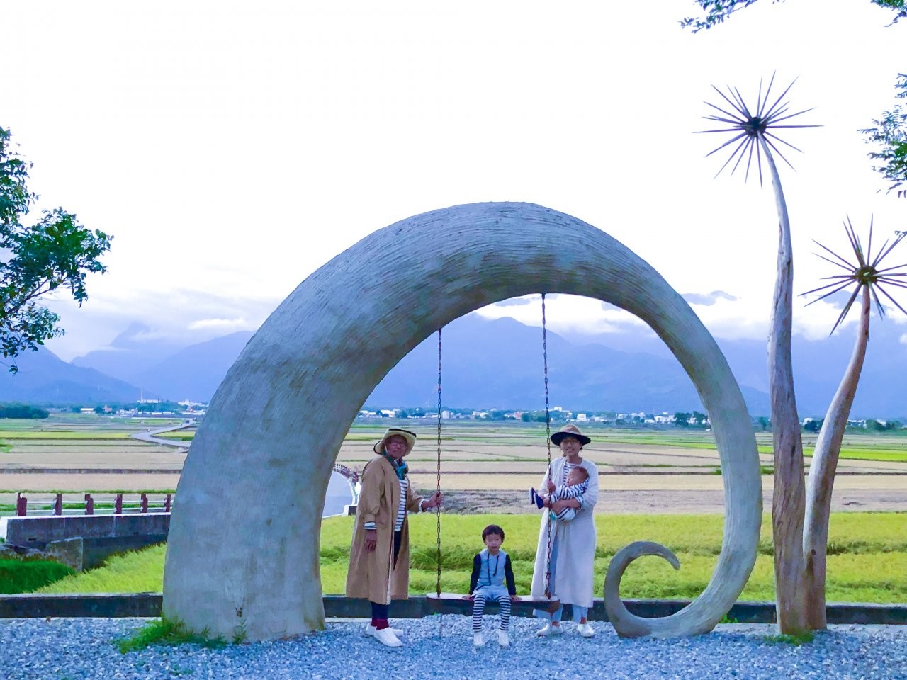 ▲伯朗大道地區的天堂路盡頭,是台灣藝術家撒部.噶照作品天堂鞦韆。