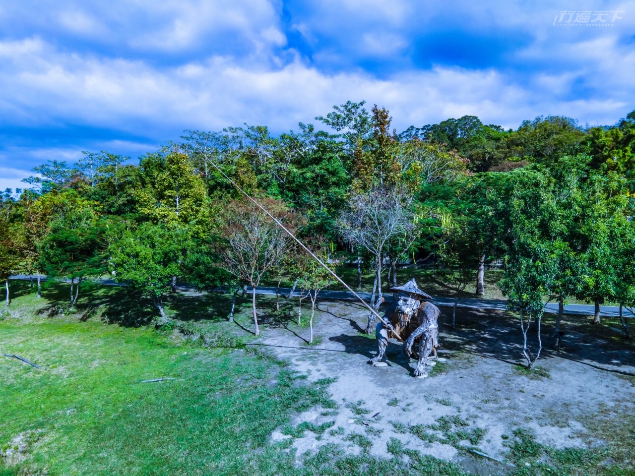 ▲大坡池東岸的藝術品《何時》,整尊以漂流木打造。(讀者提供)