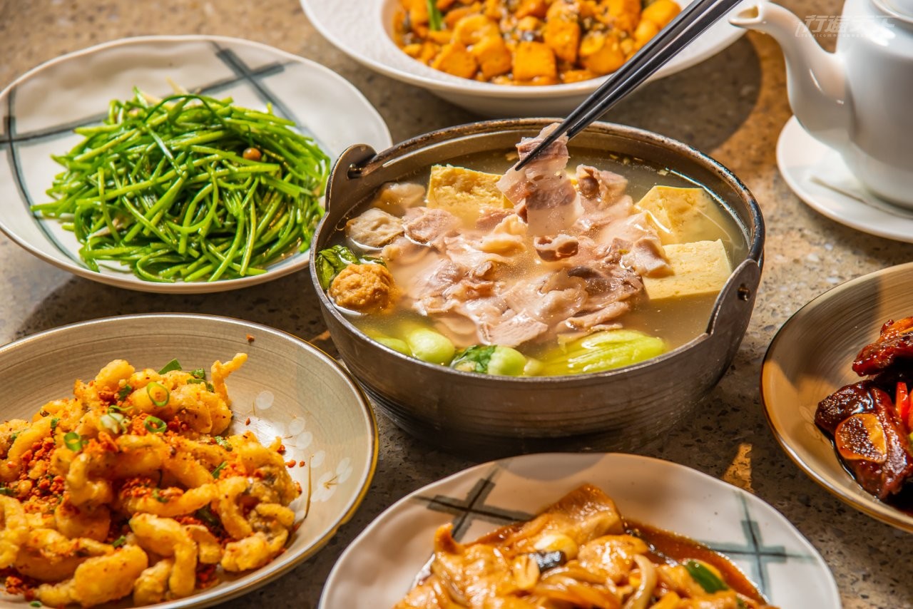 ▲使用雙溪山泉水醃的酸菜煮成酸菜白肉鍋吃來溫和酸香恰到好處。