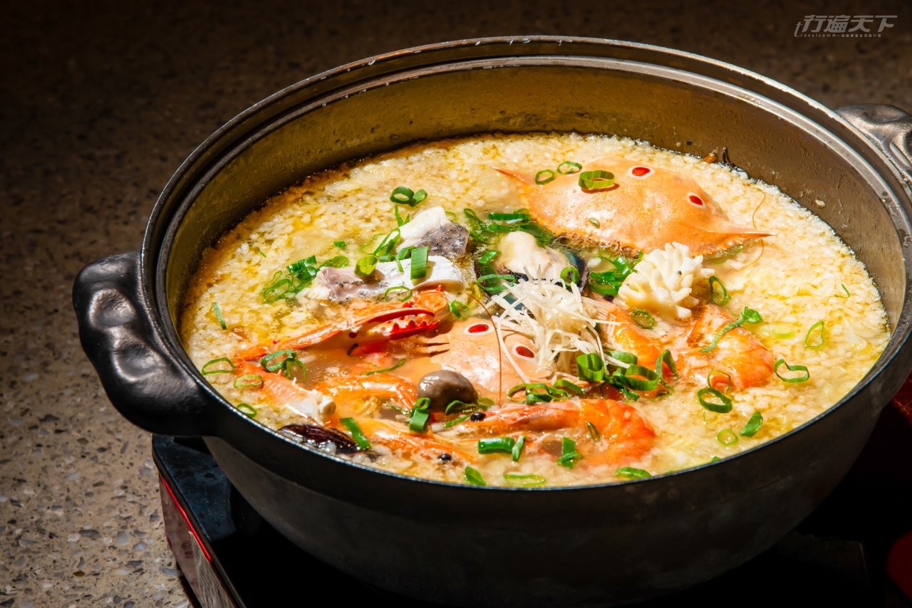 ▲炸米倒入沸騰的海鮮湯鍋煮成的米香金湯海鮮鍋,非常美味。