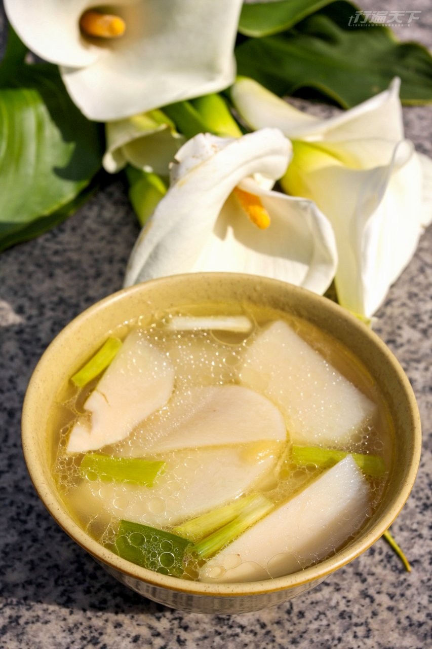 ▲筍子雞湯以土雞加上沙拉筍清燉,湯頭甘甜、筍子鮮脆。