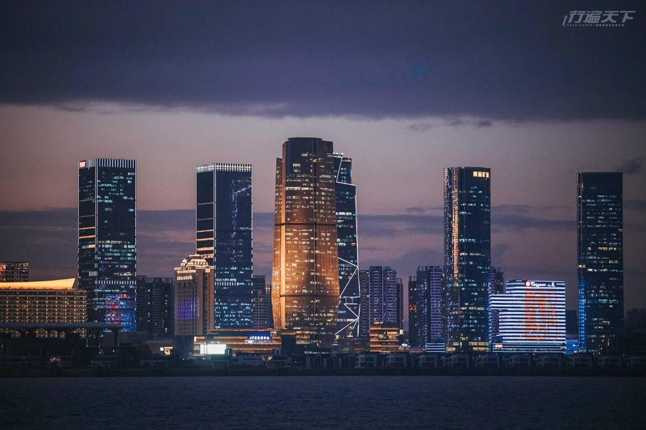 ▲看廈門燈光秀在海邊看!初日號夜航帶大家觀賞廈門沿岸藝術燈光秀。(圖片提供:旅天下)