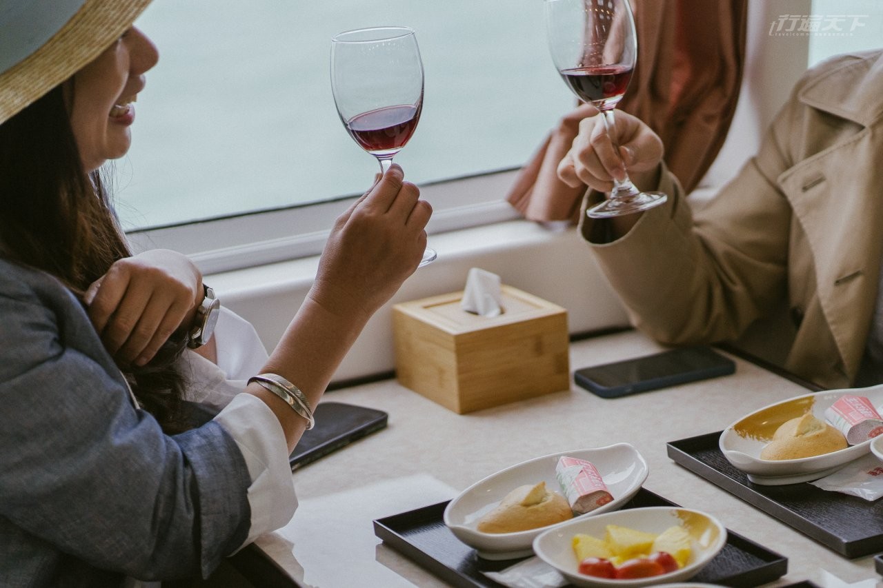 ▲旅客可於海上享用金門在地風味餐、特色茶點。(圖片提供:旅天下)