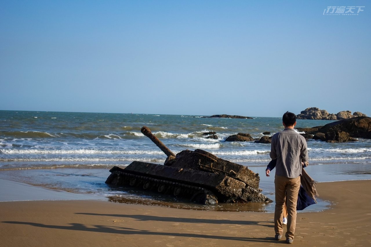 ▲被遺棄在歐厝沙灘上的報廢地獄貓式戰車,也吸引相當多人前往拍照。
