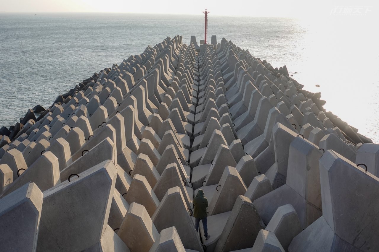 ▲漁港邊排列整齊的消波塊,看起來相當療癒。