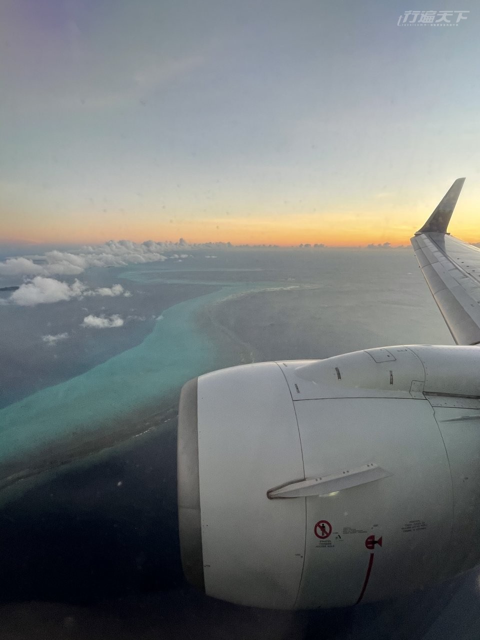 ▲13人爽包機躺著睡，3.5小時後空姐叫醒我，窗外已經是帛琉超藍的大海景。