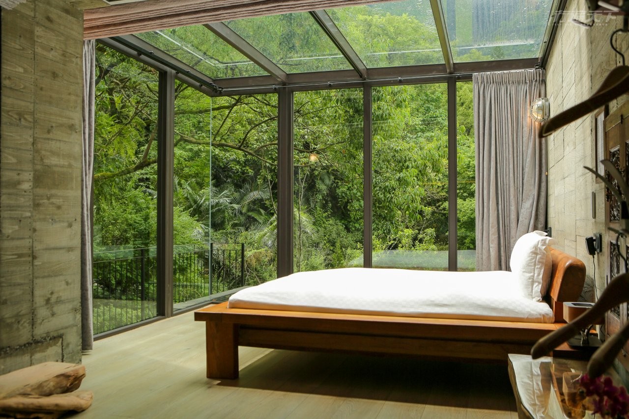 ▲午後時光躺在雲般柔軟的床鋪放空,欣賞著蒼翠森林美景與遠山飄渺山嵐。