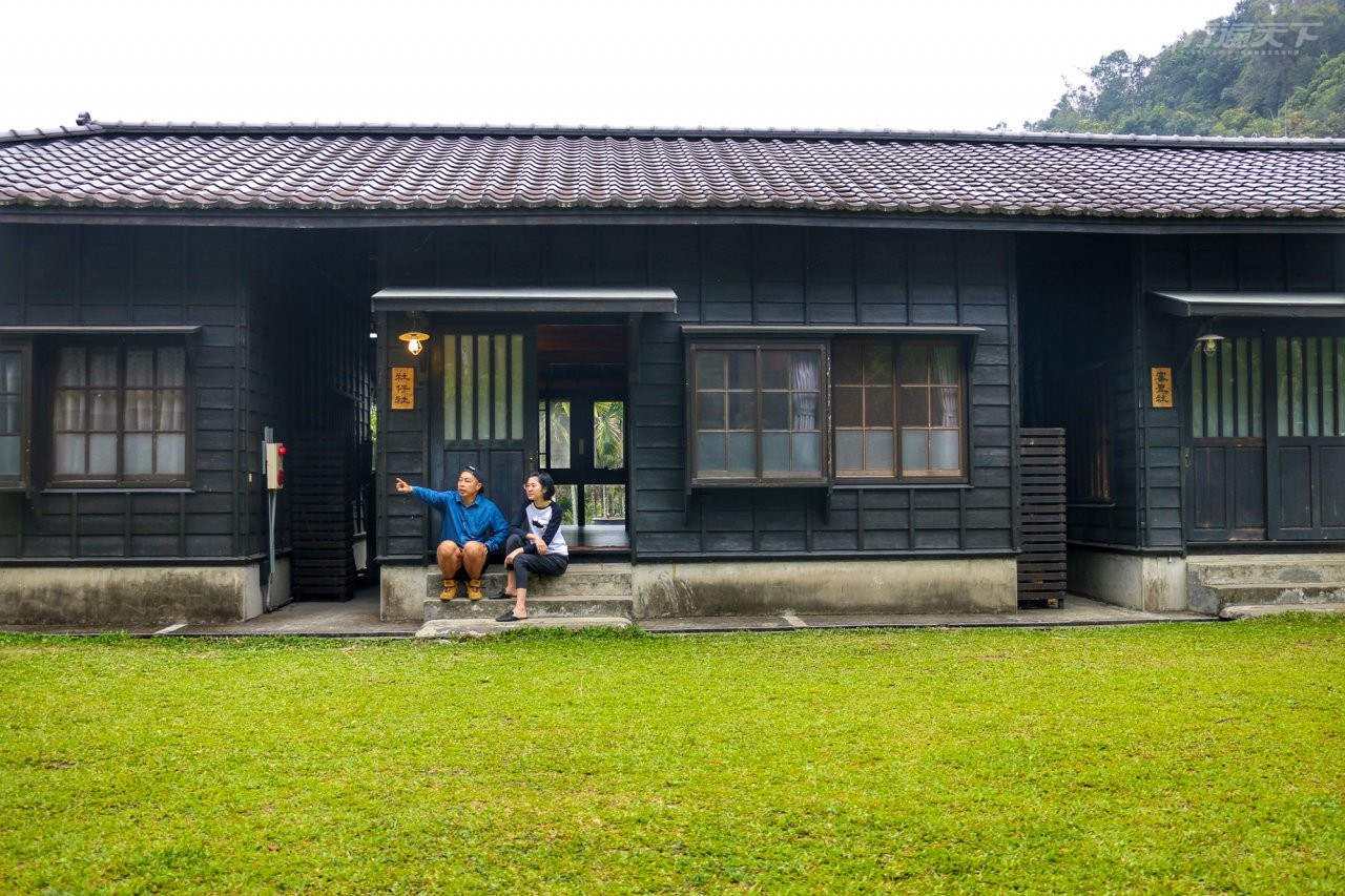 ▲日式復古的一排宿舍被遠方山景與翠綠草皮綠意包圍,就像回到鄉下的家。