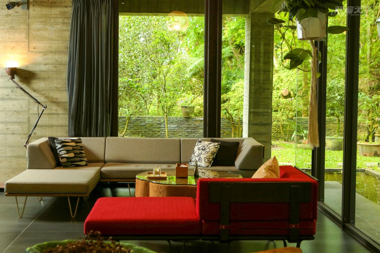 ▲大廳沙發休息區以大面積落地窗拉近人與大自然的距離。