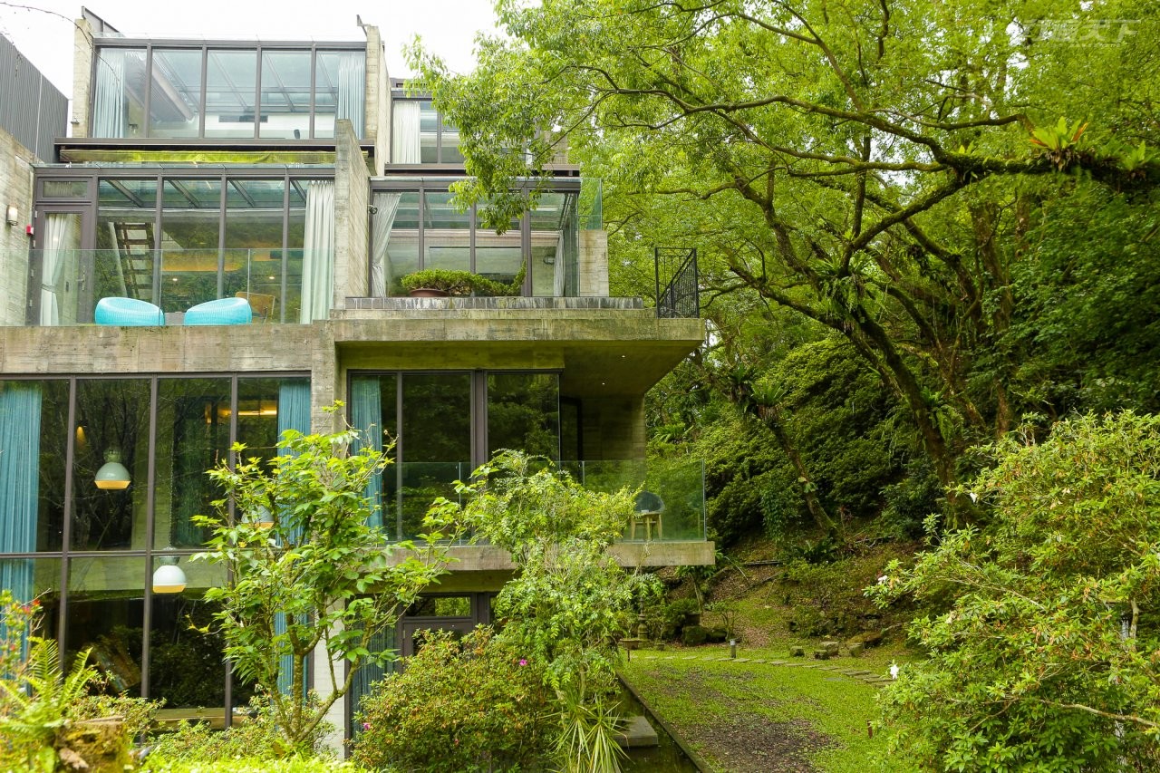 ▲知櫻楓聆四周林木茂密,就像隱身在森林裡的夢幻民宿。