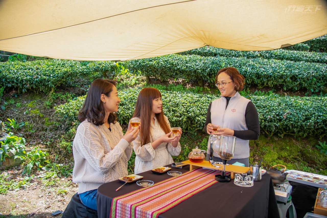 ▲設茶席在茶園旁,跟茶一起吹風。