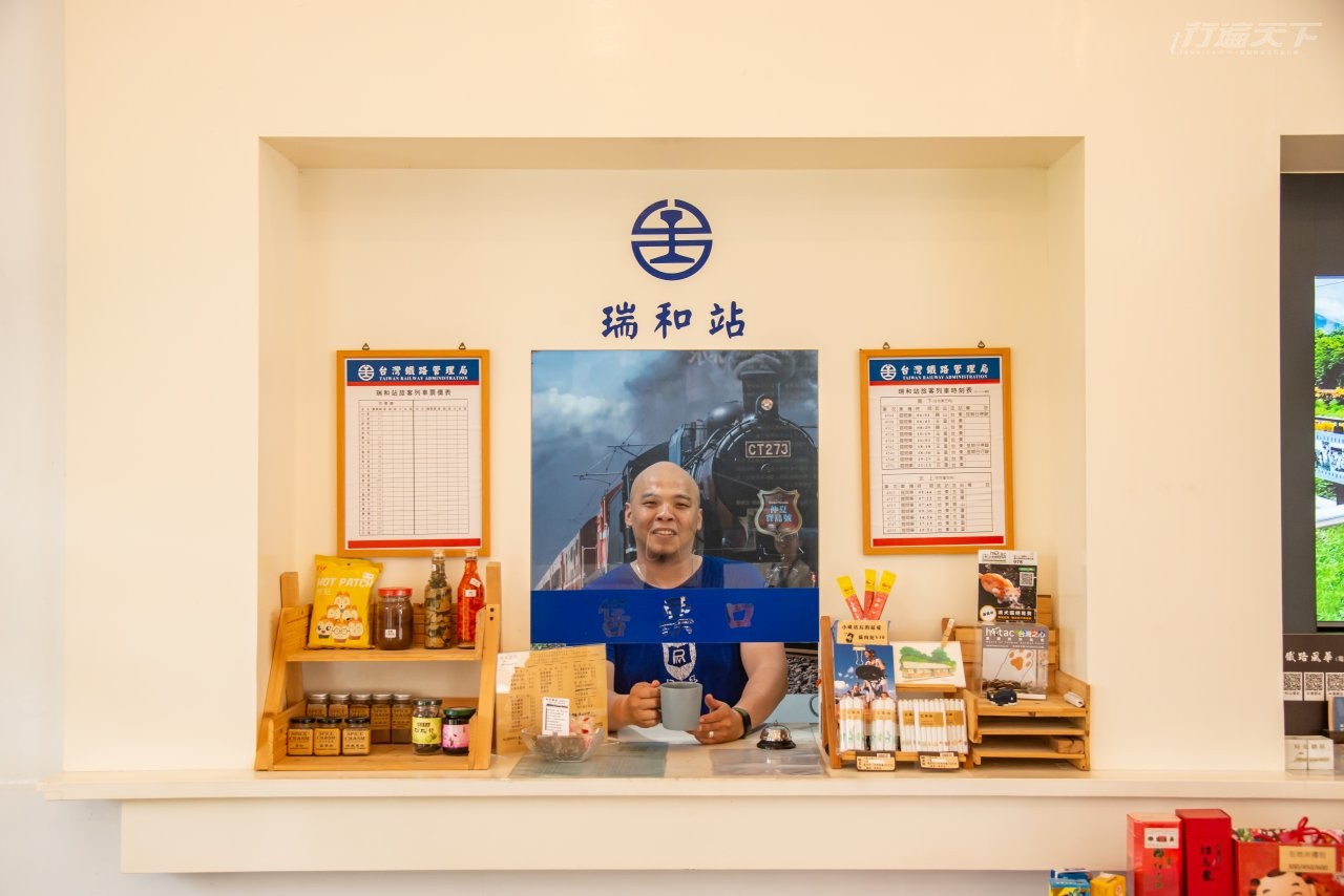 ▲瑞和車站裡,小韓從車站售票口端出紅烏龍茶,十足好玩。