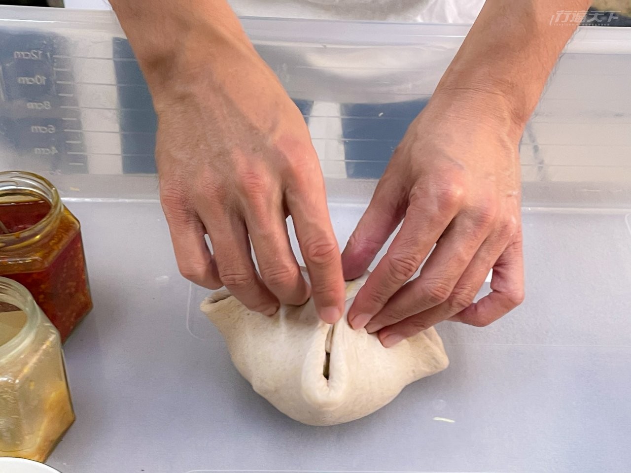 ▲Neo製作麵包的過程像是一場藝術行動劇般流暢有節奏。