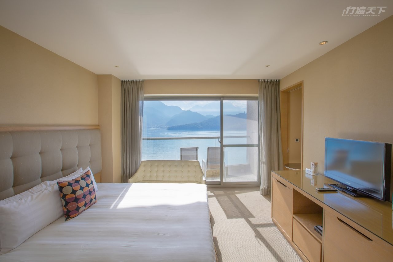 ▲客房面湖設有大觀景窗,180度的環湖美景,湖光山色盡收眼底。