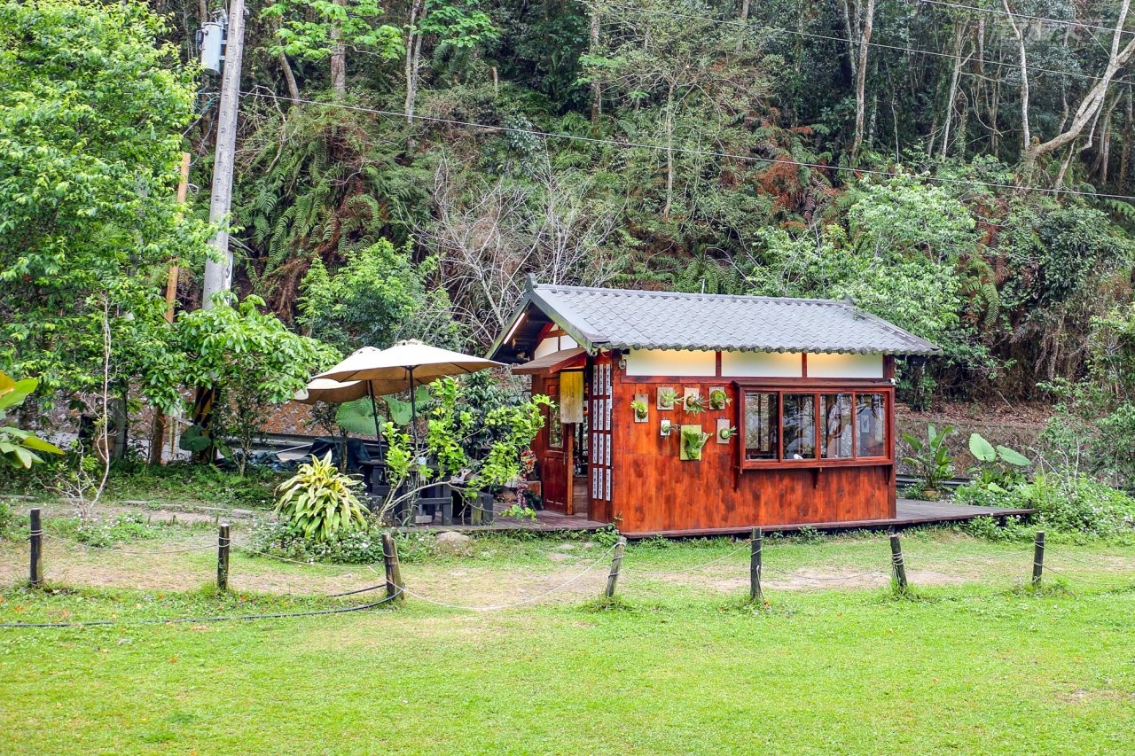 ▲可愛的小木屋咖啡館是阿豪參考了許多建築圖片之後,自己設計搭建的。