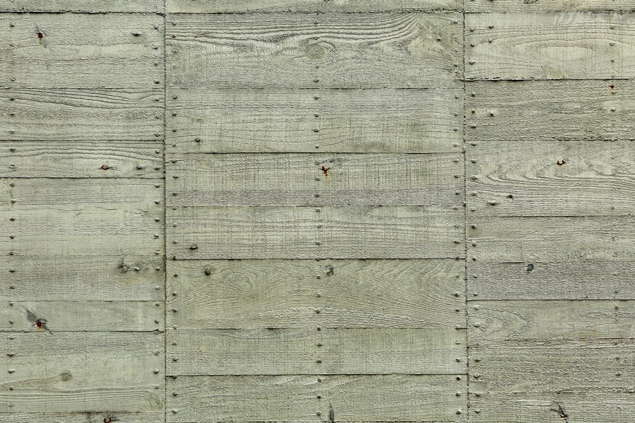 ▲清水模牆面的板模紋理模擬山木樹幹紋路特別拓印而出。