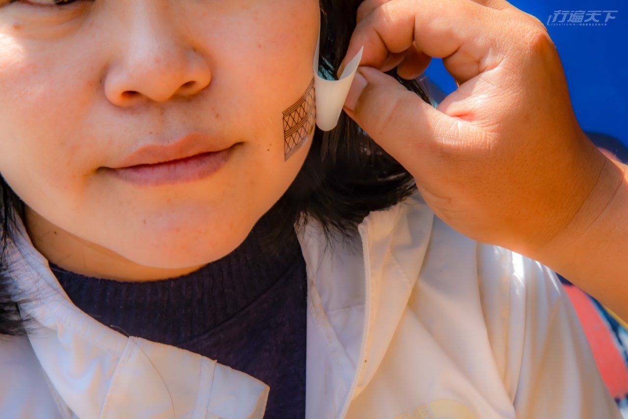 ▲等待射箭、設陷阱、織布都完成,再貼上象徵合格的文面貼紙,就完成成年式。