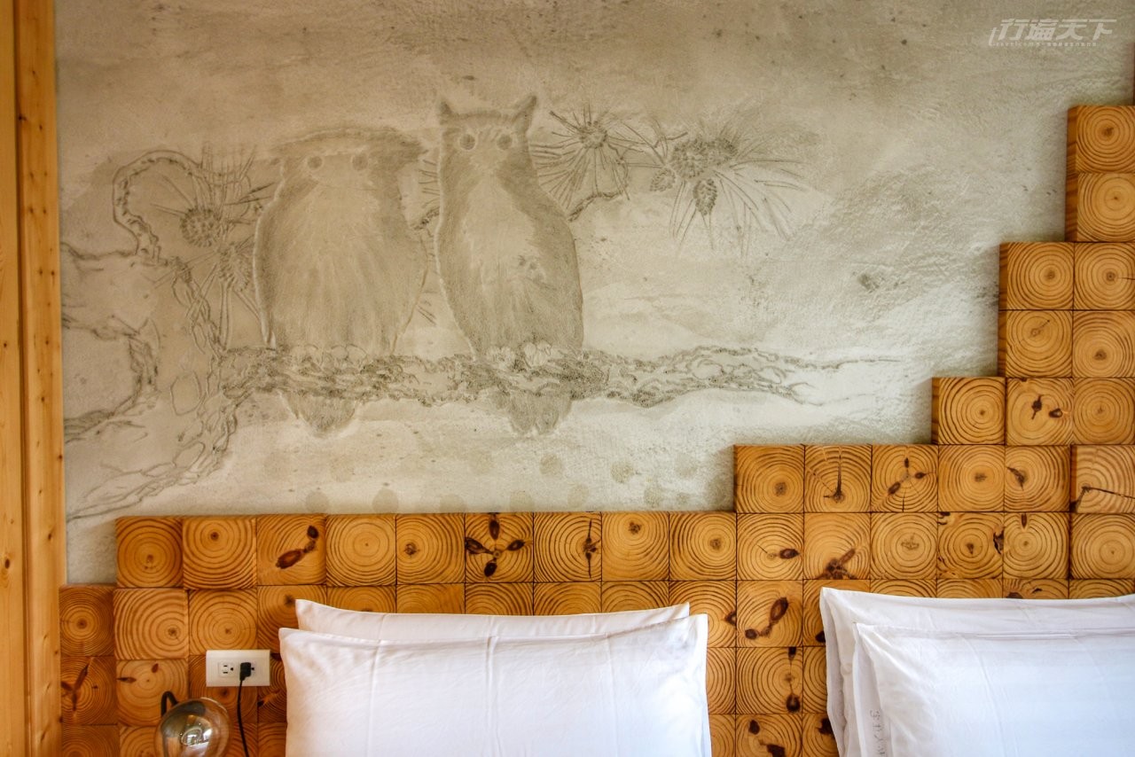 ▲清水模牆面刻畫著貓頭鷹、松鼠等動物，增添逸趣。