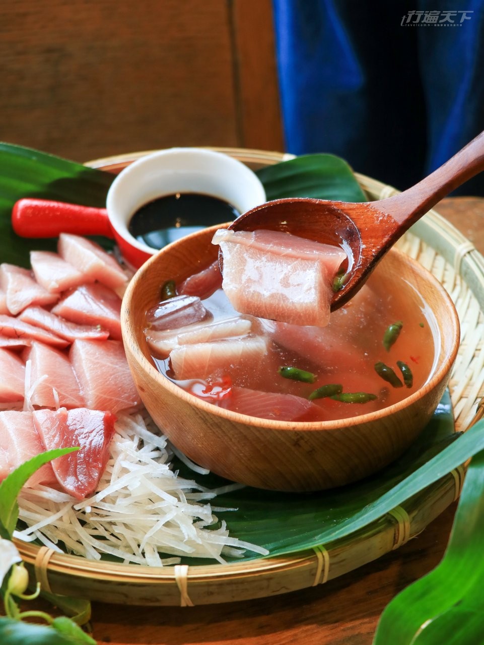 ▲阿美族料理生魚片的方式是浸泡在辣椒及鹽裡，不沾芥末直接吃，口感特別滑嫩。