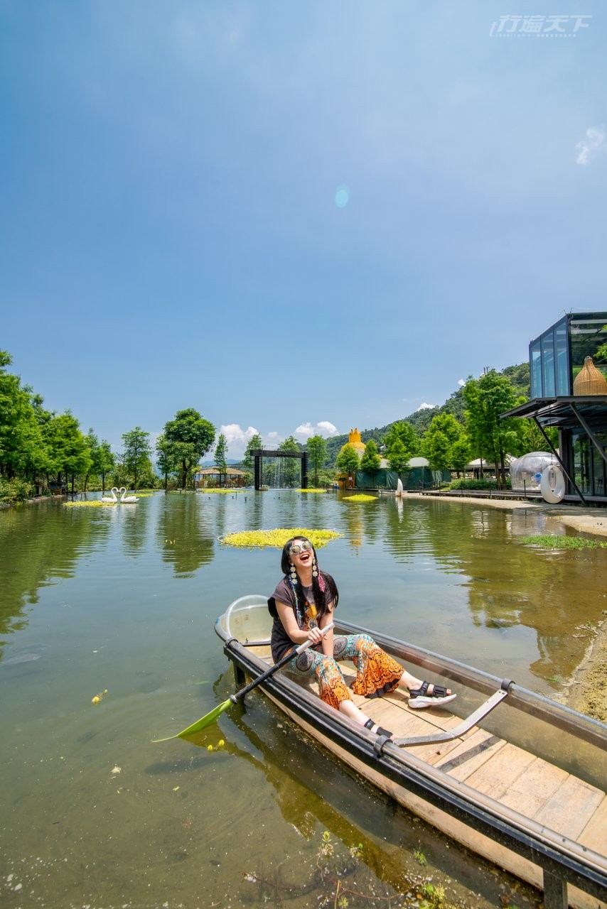 ▲在湖畔光是坐上透明獨木舟就很Chill。