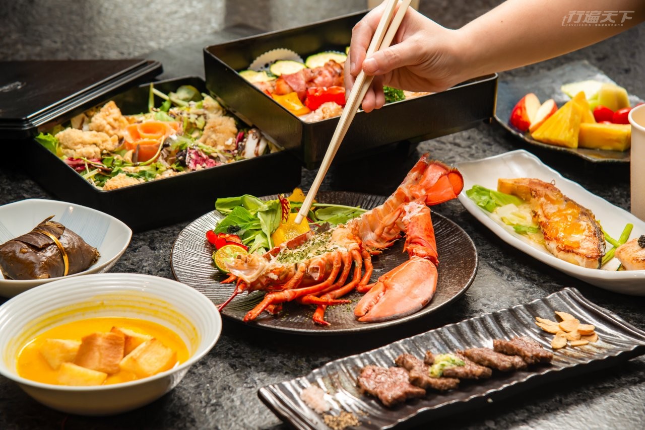 ▲因疫情從餐廳把晚宴設置回每帳專屬的小客廳,從牛排、龍蝦到干貝的美食饗宴,道道都讓人大呼過癮啊!