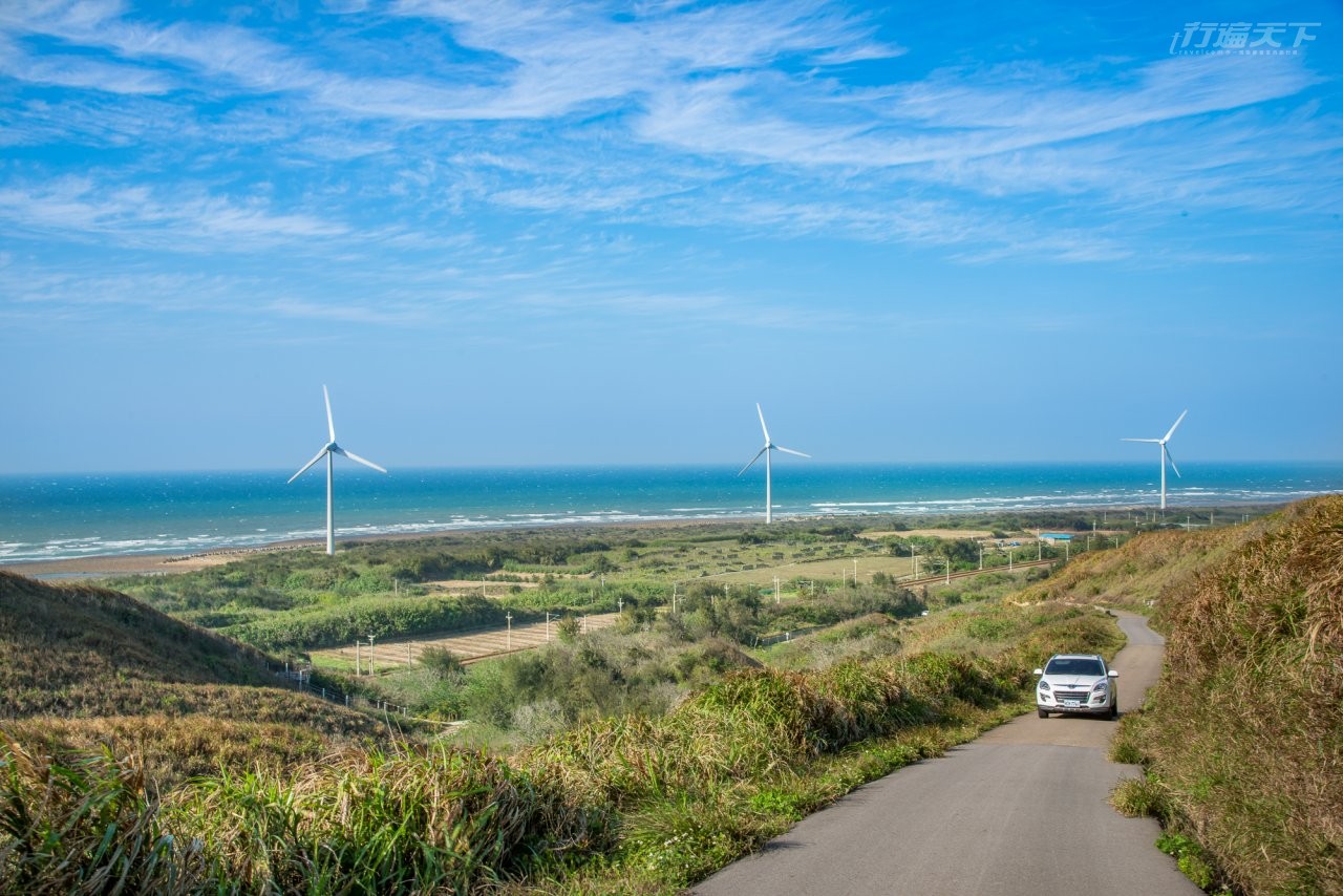 ▲車行到苗栗後龍，沿著海岸的巨型白色風力發電機組，成為當地最吸睛的特色。