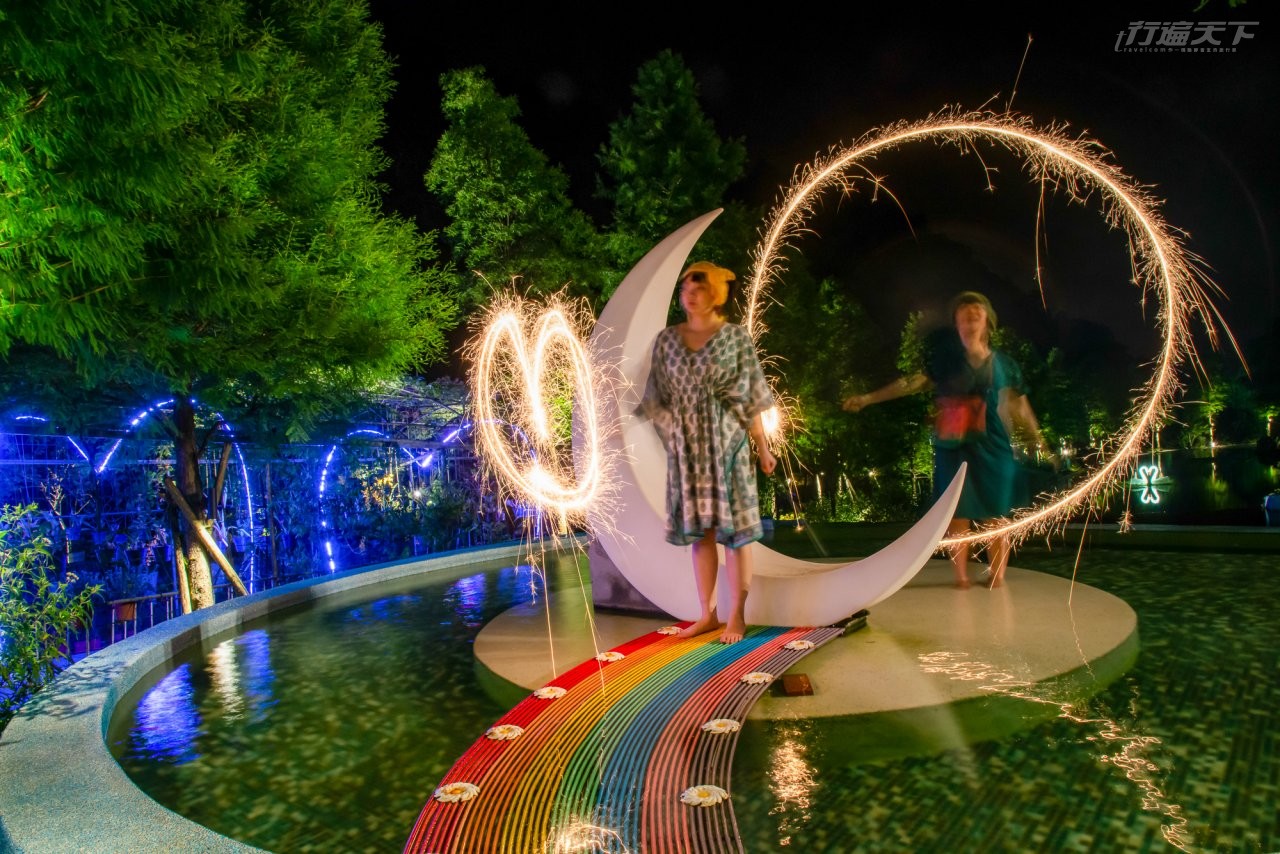 ▲因疫情暫停的煙火秀,改成可以自己玩耍的仙女棒也好玩極了!