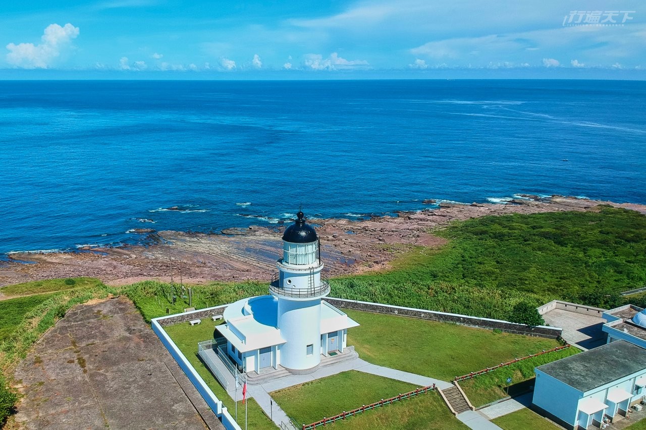 ▲三貂角燈塔有「台灣的眼睛」美稱。三大白色建築:燈塔、雷達、小教堂屹立於極東峽角上,海岸有廣大的海蝕平台。