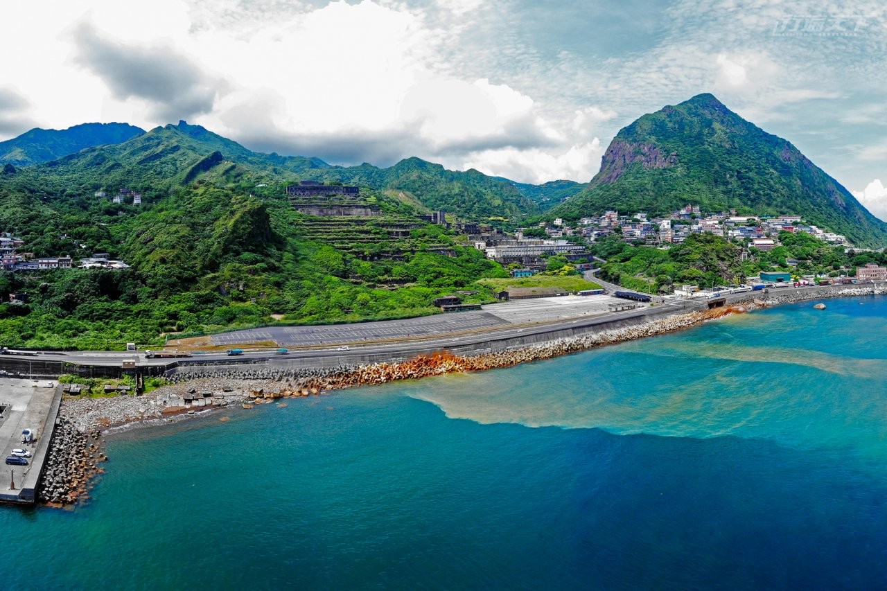 ▲陰陽海因溪水流入海中的礦物質含量高而成。空拍機在水湳洞漁港起飛,可捕捉十三層遺址與陰陽海壯觀美景。