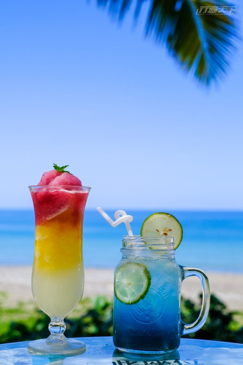 ▲除了住宿空間,這裡更是午茶消暑熱點,椰子樹下喝冰沙納涼看海。