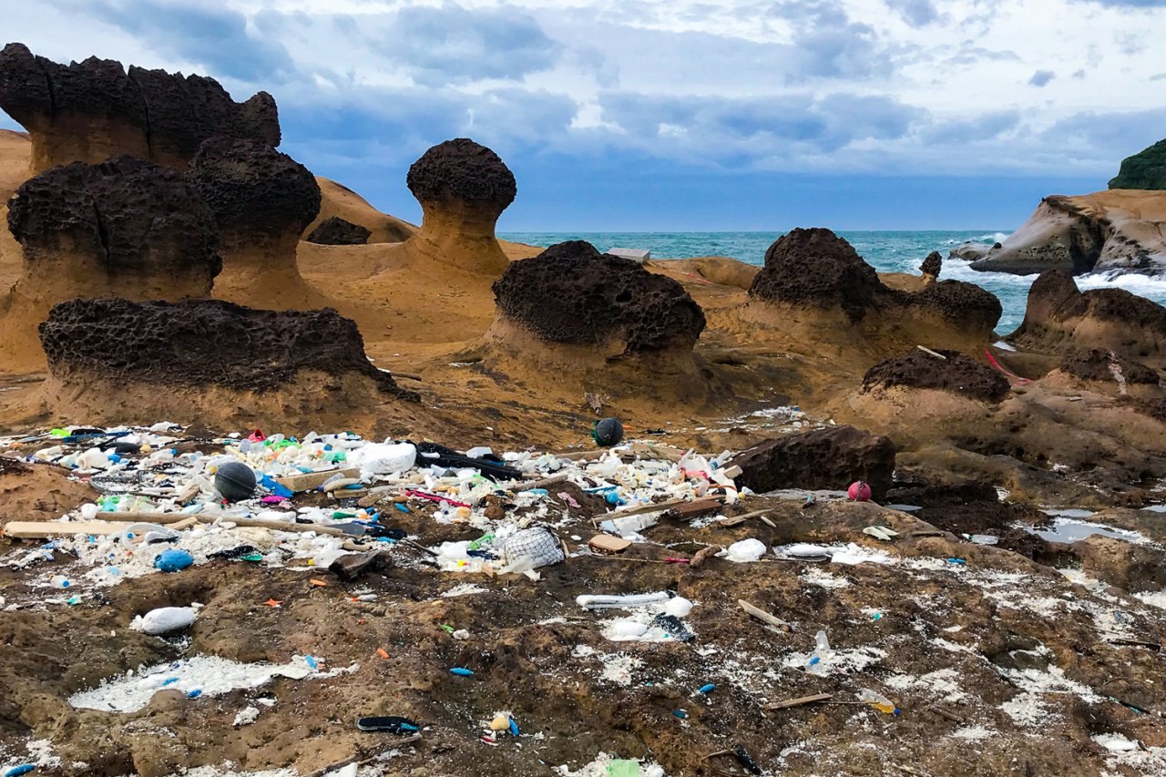 ▲颱風不只帶來風雨,海洋上的垃圾也被帶至海岸。(圖片來源:野柳地質公園)