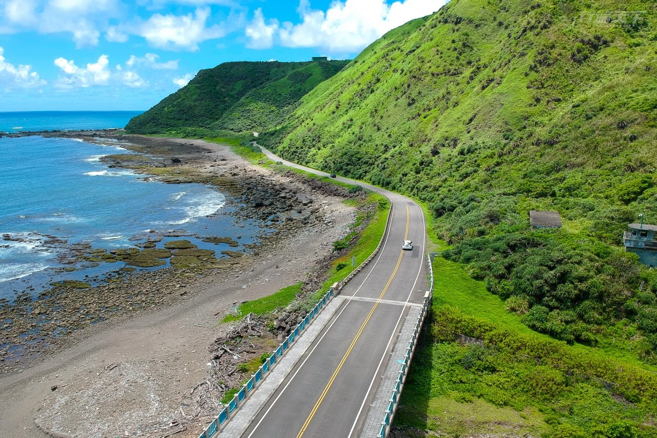 ▲南台灣最美的秘境公路,車流稀少宛若開進遺世獨立的海角天涯中。