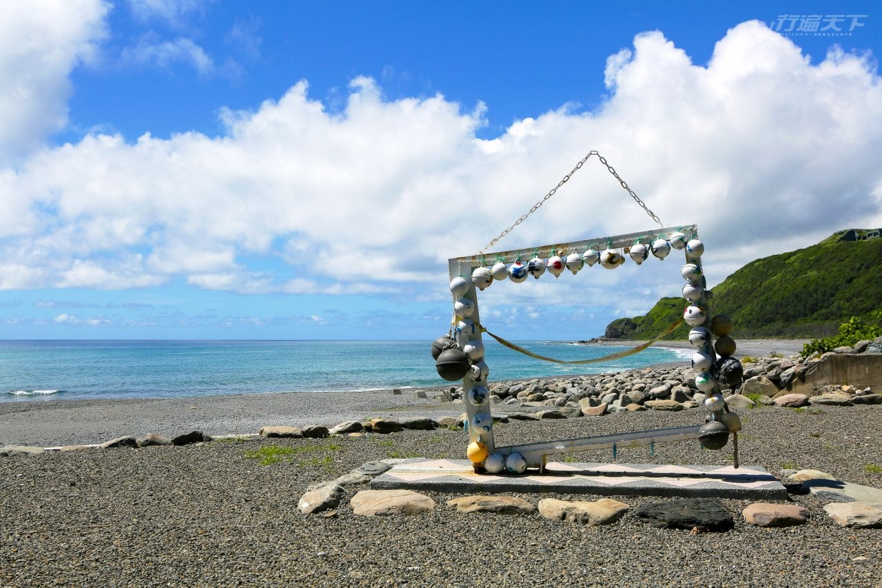 ▲台26線起點的旭海,有兩處打卡熱點,其中一處的相框為設立較久,已從紅色轉為掛有漁船浮標的白色框。