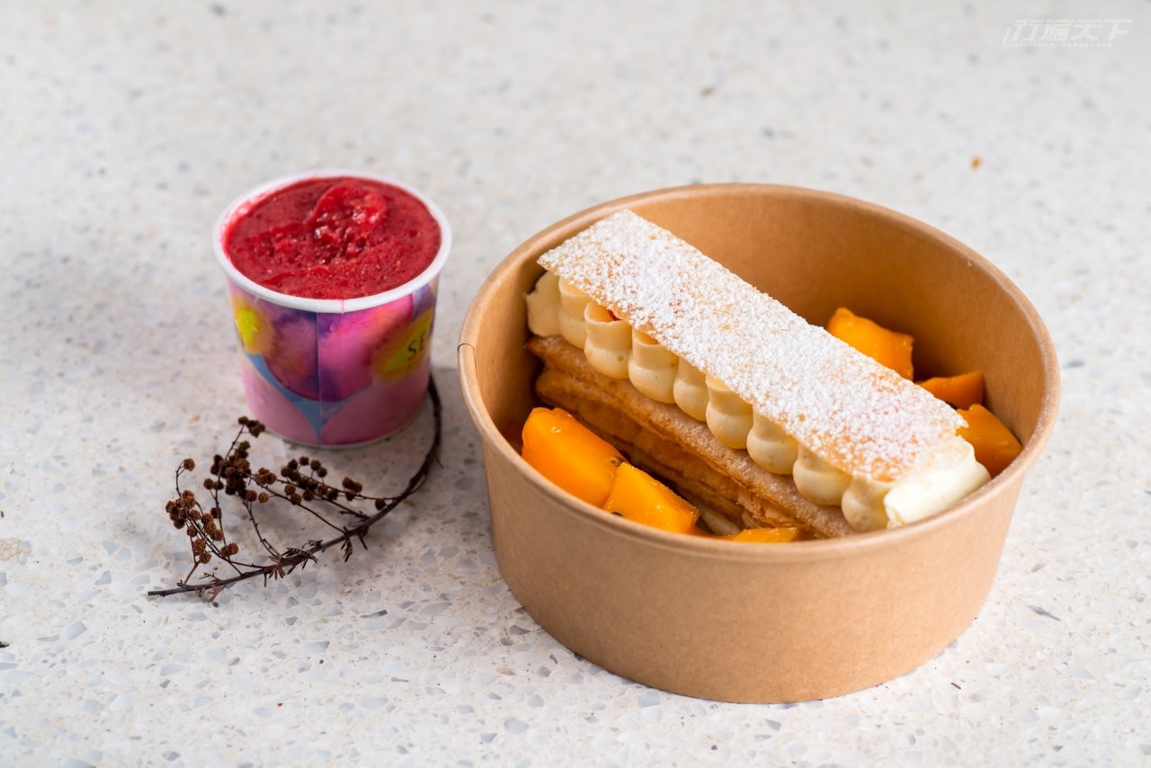 ▲以手工壓製兩天半的酥烤千層派,經烘烤後展現細密的層次與酥脆口感,搭配綿滑的香草鮮奶油卡士達和新鮮芒果、百香果醬、草莓覆盆子雪酪。