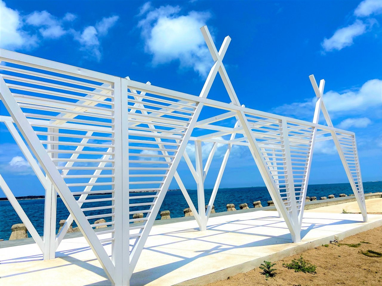 ▲原為已廢校的員貝國小用地,經整修改造成為露營基地。(圖片來源澎湖縣長賴峰偉臉書)