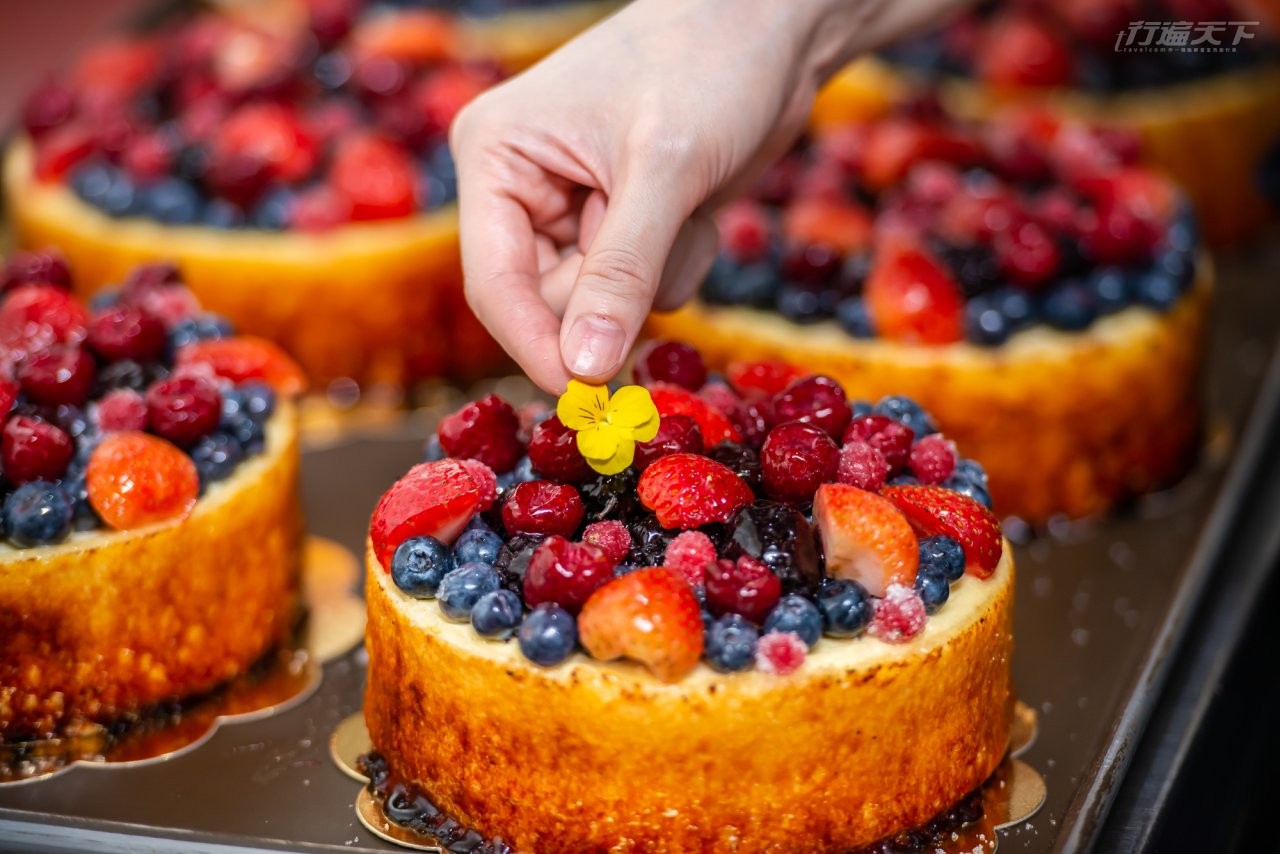 ▲創辦8年來的明星商品「感官花園Garden of Senses」，熱銷近4萬個，內餡由英式蛋奶醬、香緹鮮奶油、紫羅蘭黑醋栗果漿組成，外層以杏仁蛋糕包覆，最後鋪上滿滿莓果。