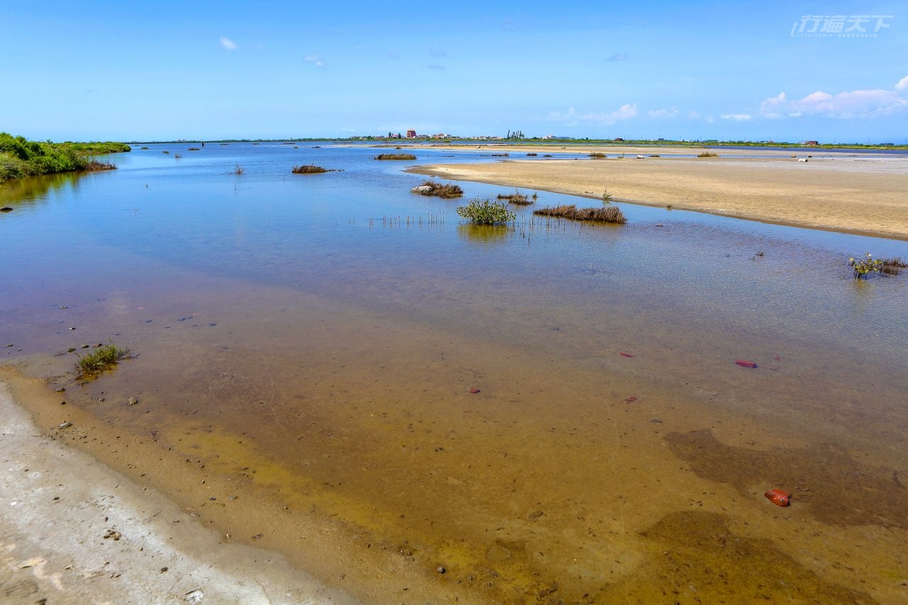 ▲西寮鹽灘地為一大面積廢棄鹽灘地,鹽灘內的鹵水會隨降雨多寡、日曬周期 而產生變化,不同時段產生不同景致,號稱台版天空之鏡。