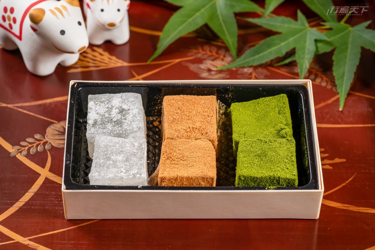 ▲抹茶粉、黃豆粉、原味三種風味的蕨餅3味,搭配手刷抹茶或抹茶清水,讓清爽柔和的口感與淡雅的草香,驅走夏日的煩躁。