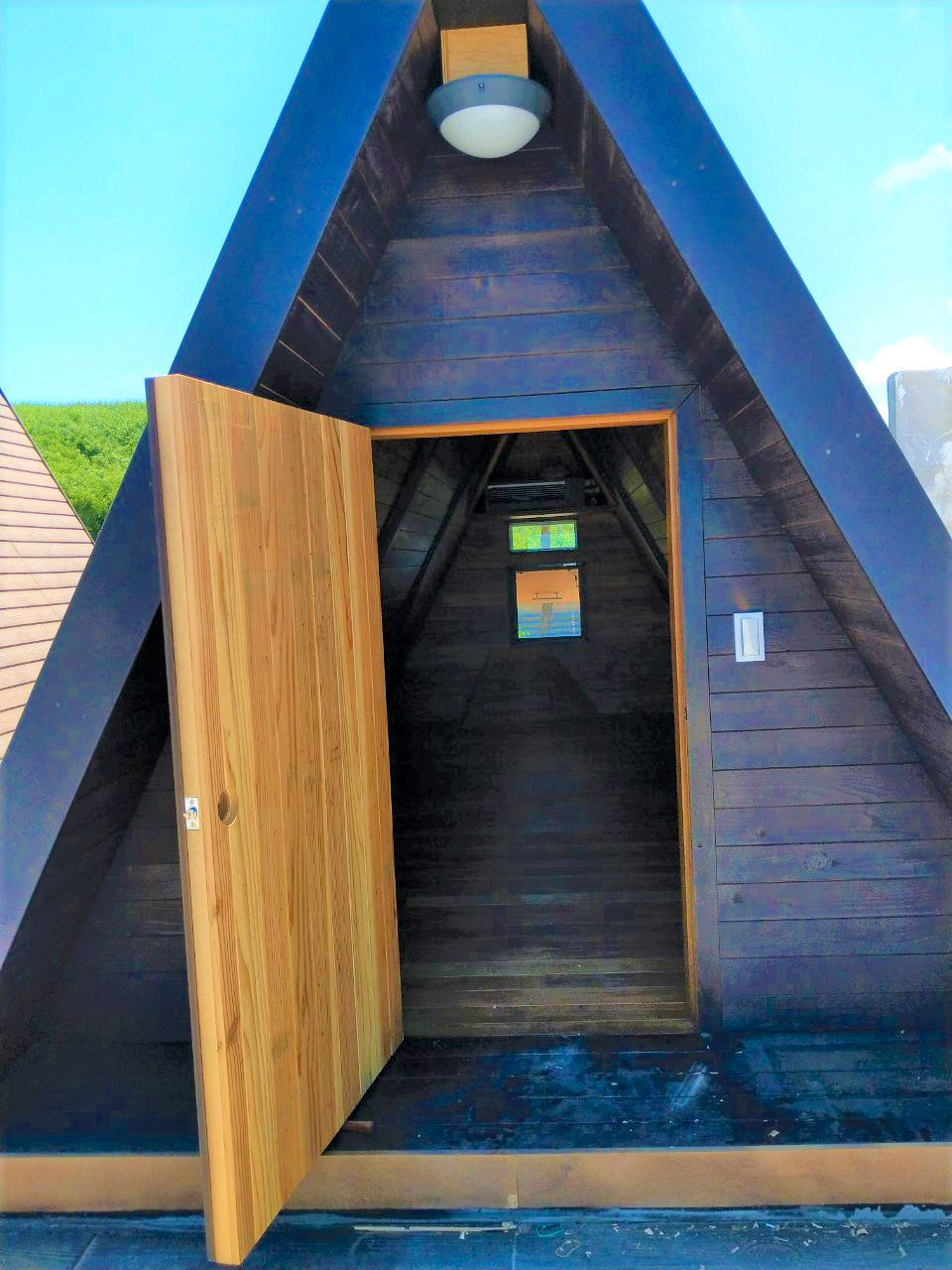 ▲營地內有5間以合掌屋頂為造型的小木屋。（圖片來源澎湖縣長賴峰偉臉書）