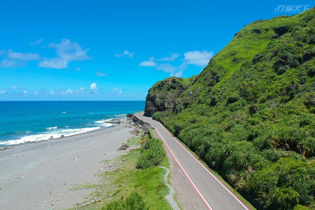 ▲牡丹灣賞景點前約300公尺,形如鼻尖直挺入海,這段路未開通前行經時必須掌握潮汐,冒險通過,當地人稱「走湧仔」。