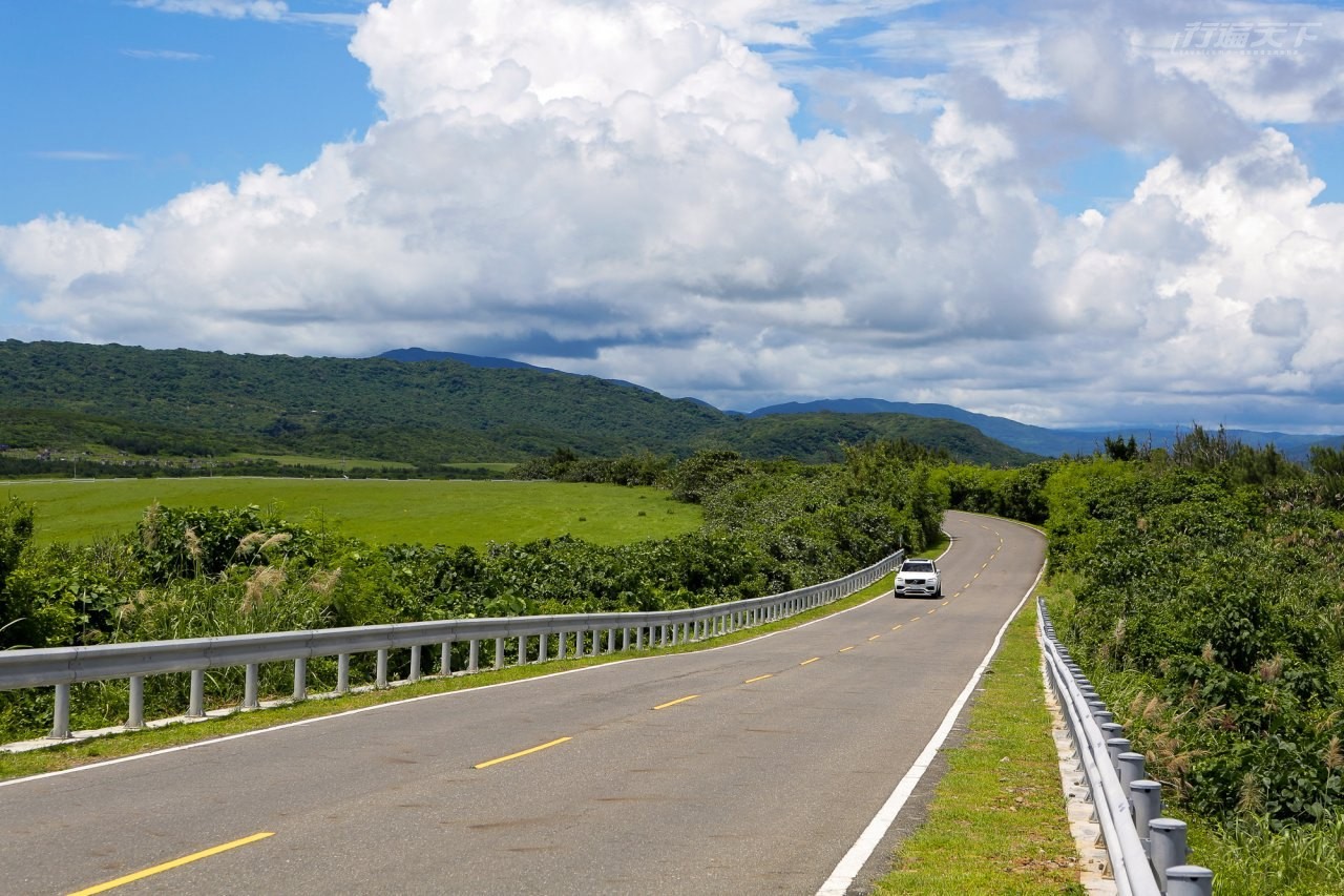 ▲馳騁在草原的公路上就像是來到國外牧場景色壯闊。