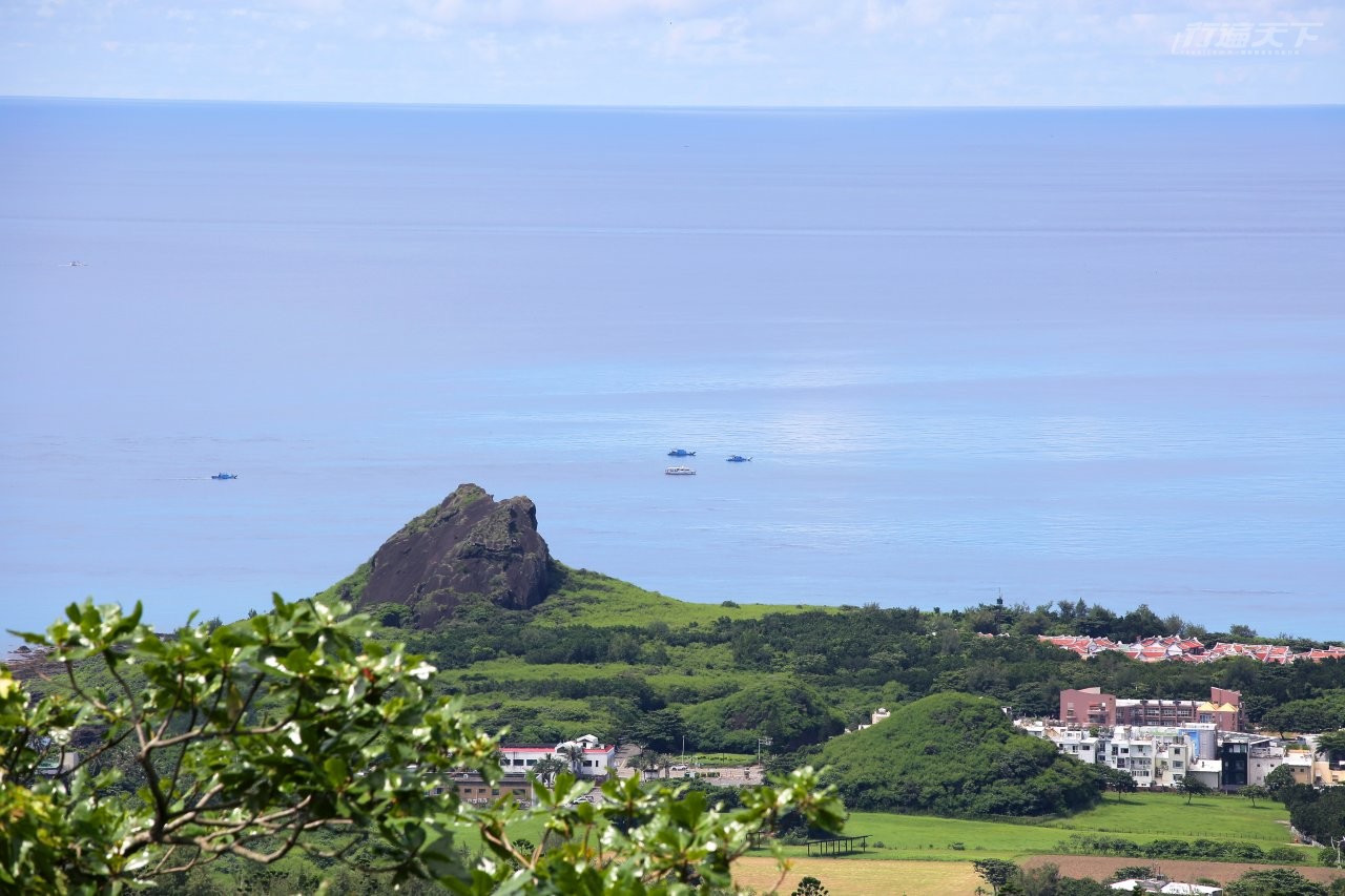 ▲從停車場旁的望海花廊能清楚看見墾丁著名地標青蛙石。